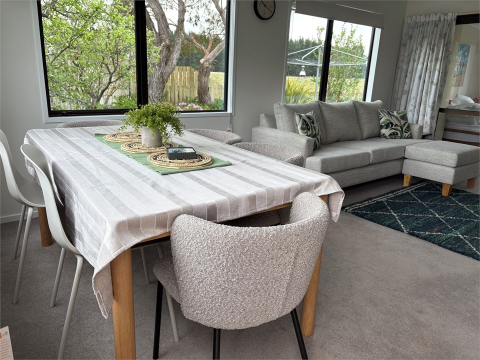 Relaxed lounge-dining