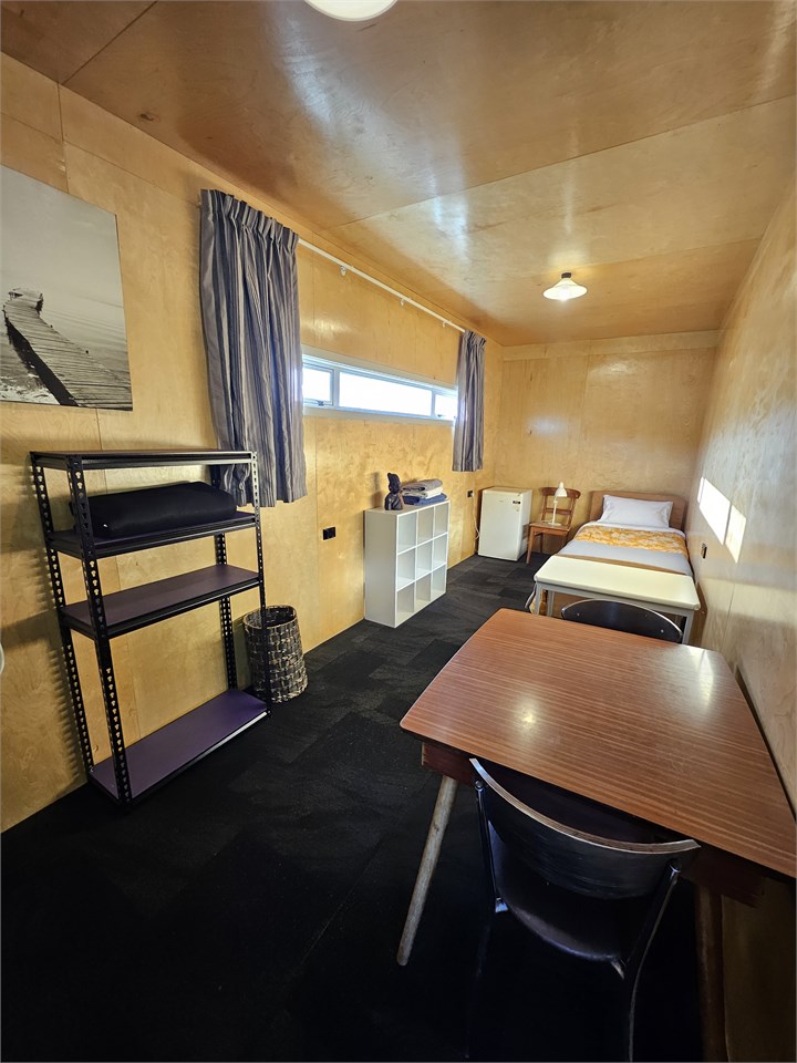 Single bed in Queen bedroom #2