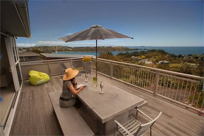 Deck Oneroa holiday house rental