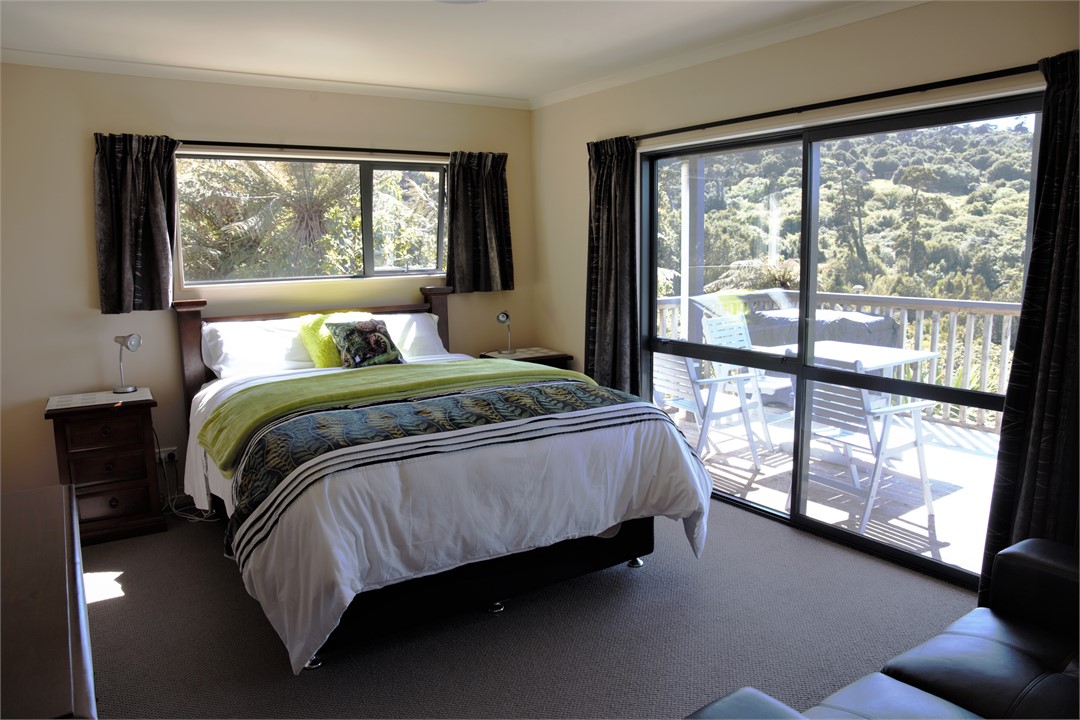 Main Bedroom, Queen bed.