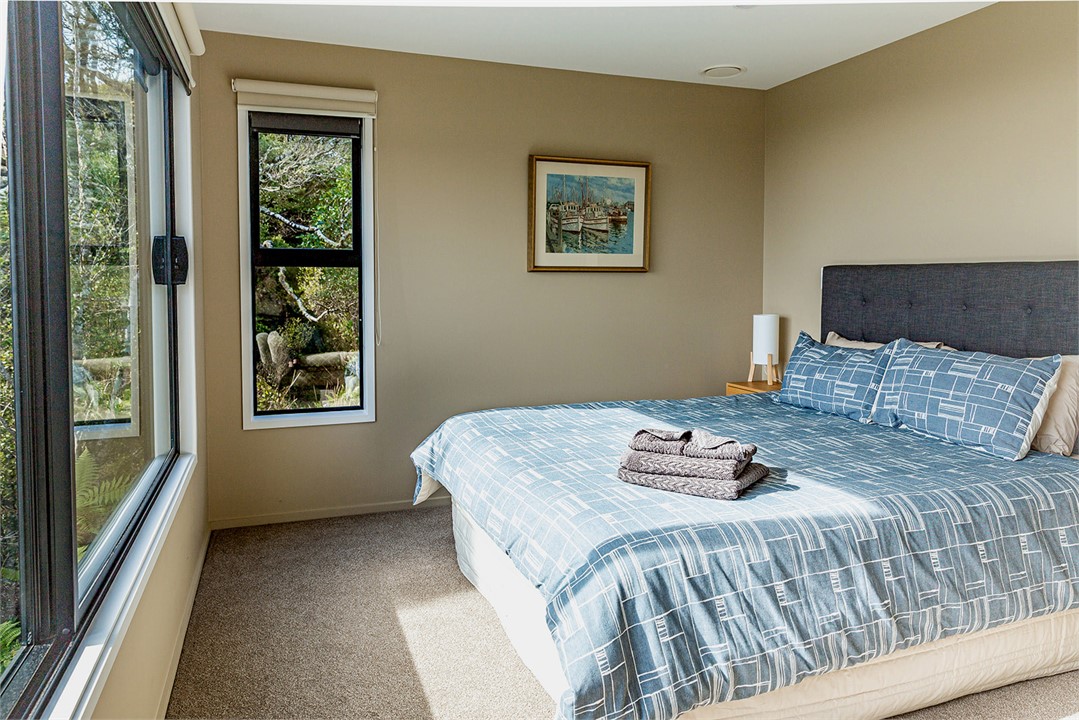 Main bedroom with ensuite - king size bed