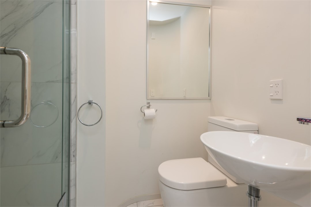 The separate bathroom in Bedroom 1