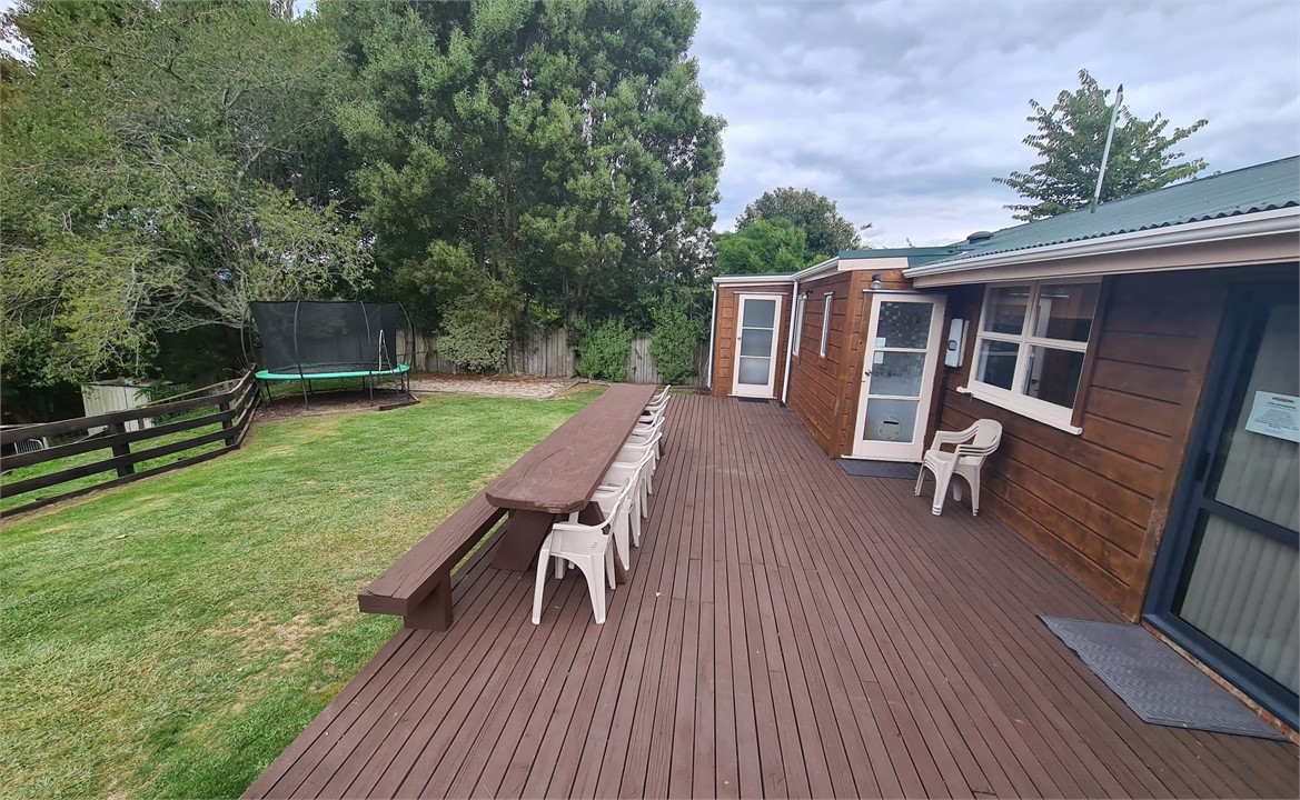 Cottage Deck with massive Table