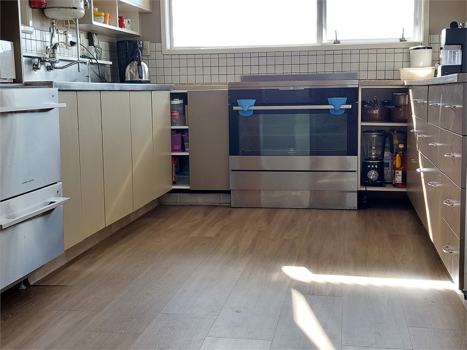900mm induction hob and oven with stone benchtop