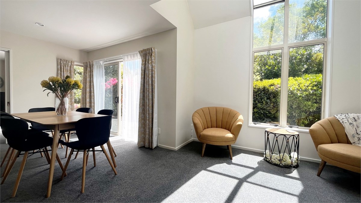 Seating area and dining table that seats 6 people