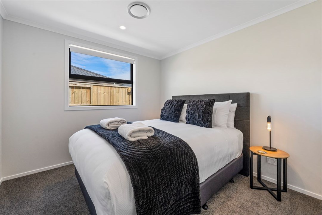 Bedroom 2: 1 x Queen