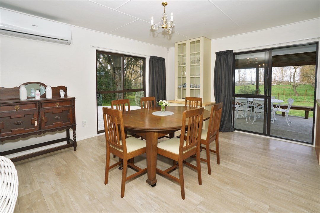 Dining area that seats 6 people