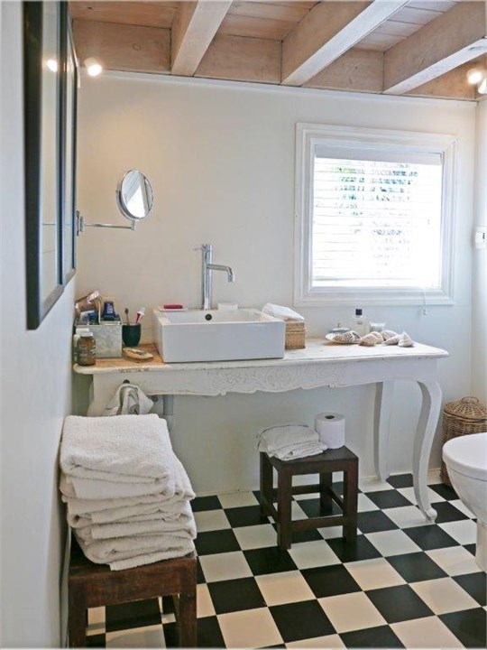 Bathroom for Beds 1,2&3