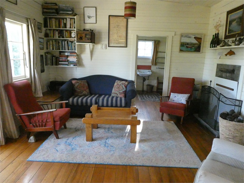 Lounge with open fireplace