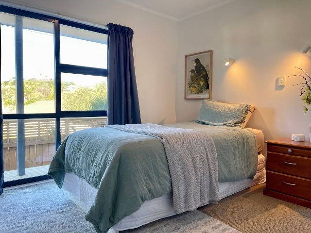 single bedroom with trundler