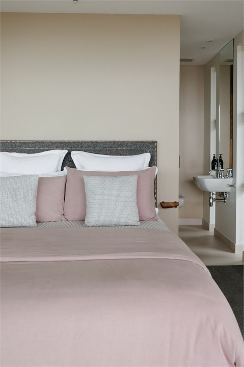 Secondary bedroom suite with queen bed