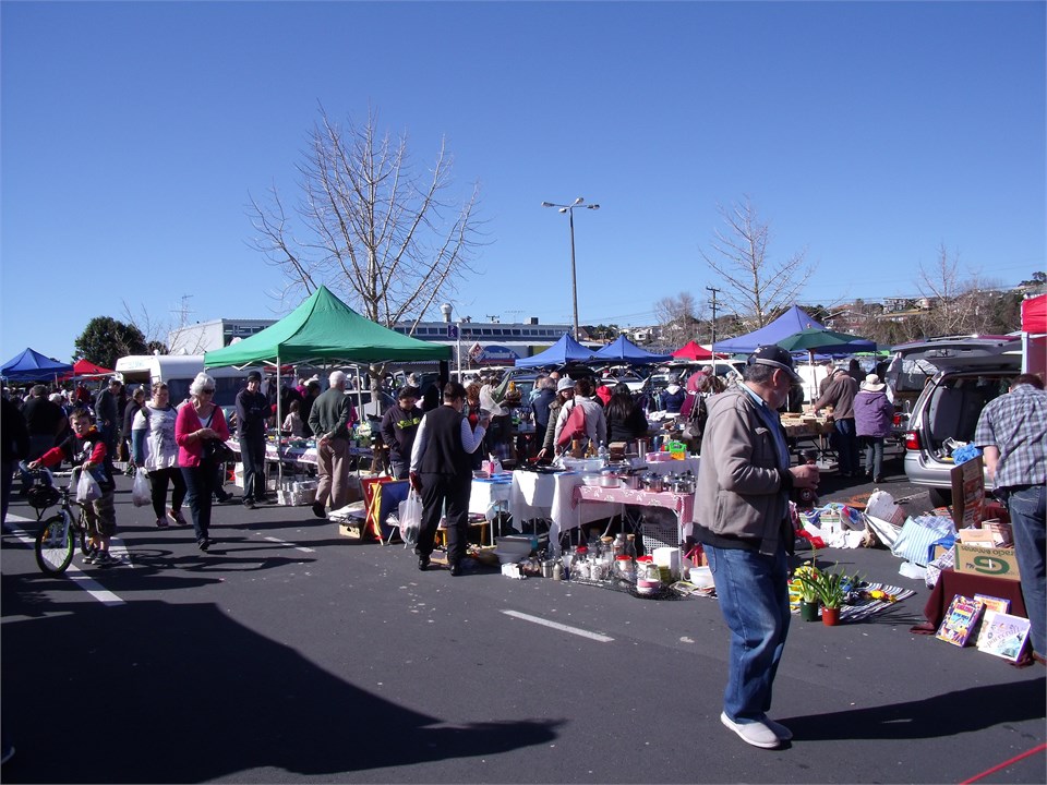 Walk 3 mins to the Sunday market