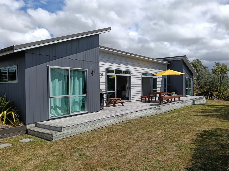 Sunny. private outdoor living