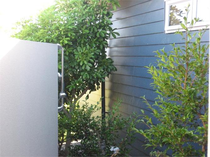 outside shower to save traipsing sand into house