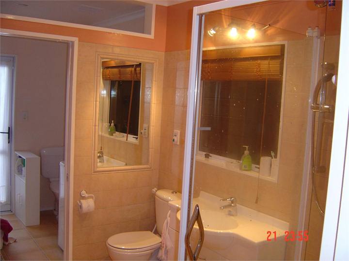 K1 Downstairs Bathroom Laundry 2 wc,s