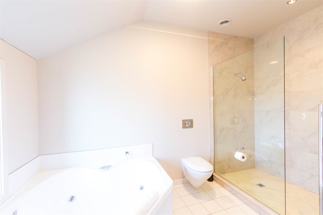 Master Ensuite Spa Bath