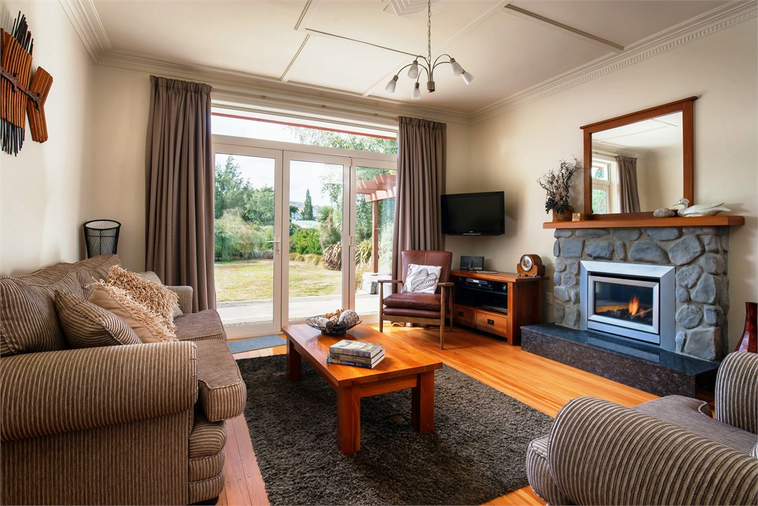 A pebble gas fireplace, Sky TV, DVD .