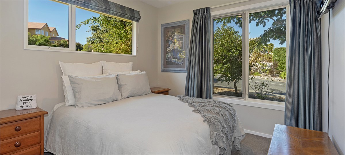 Bedroom 2 with Queen bed