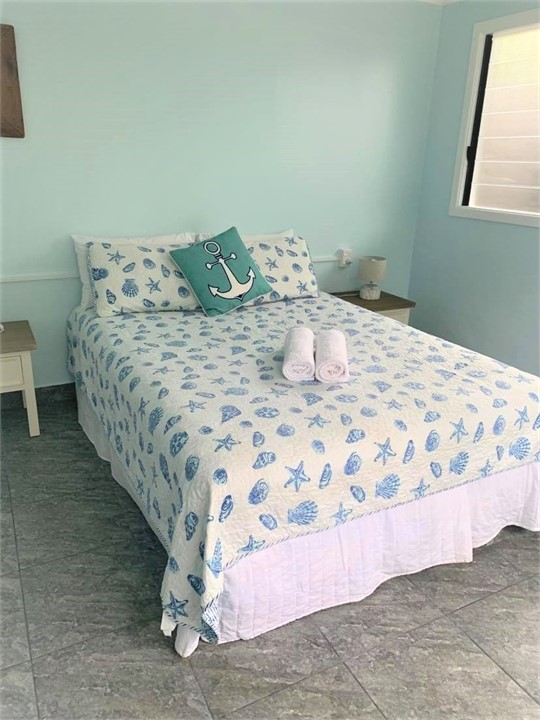 Bedroom 5 - outside room - queen bed w/ ensuite