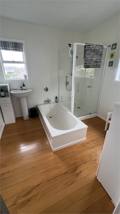 Upstairs Bathroom (Full)