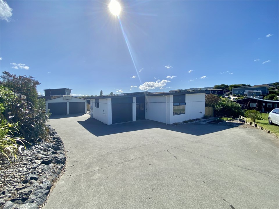 Unwind on Spinifex Mangawhai Heads Holiday Home for rent Holiday Houses