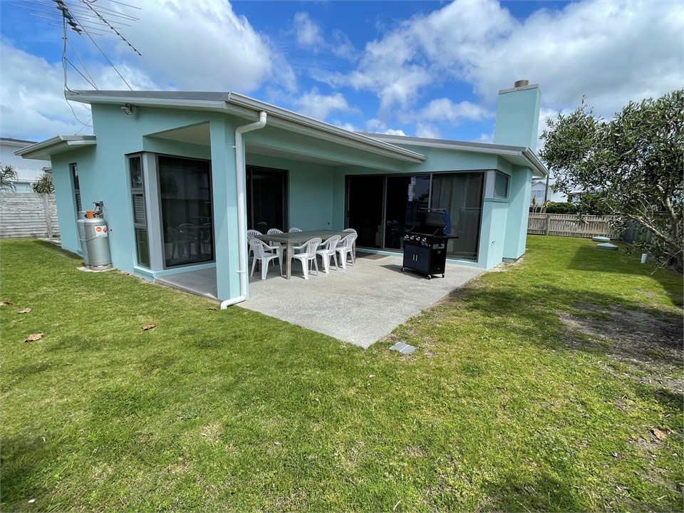 Covered deck, BBQ, fenced section
