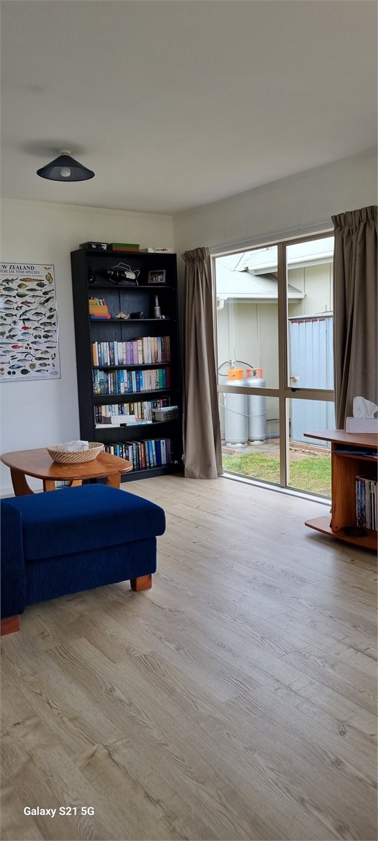 Bookcase & lounge area