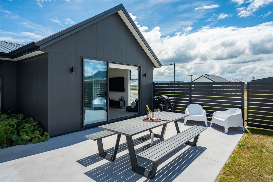 Private & fenced back yard with BBQ & outdoor furn