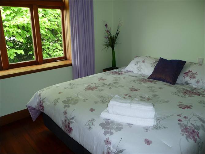 Bedroom 2 downstairs ( Super king bed )