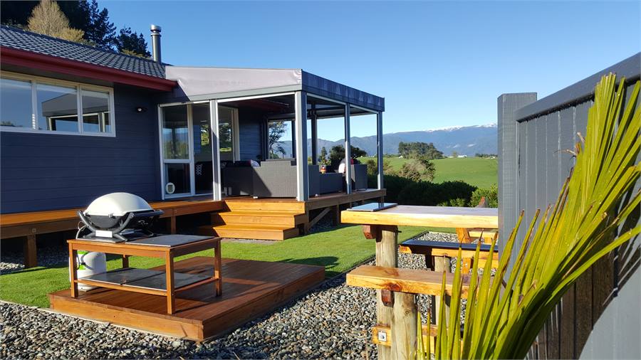 Grounds ,fully enclosed out door decking