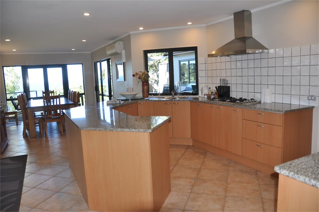 4 bed side kitchen/dining room