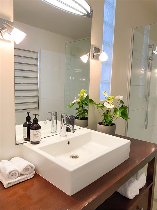 Main Bathroom - share between Super King and Queen