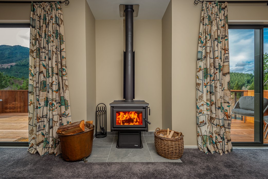 Low emission log fire