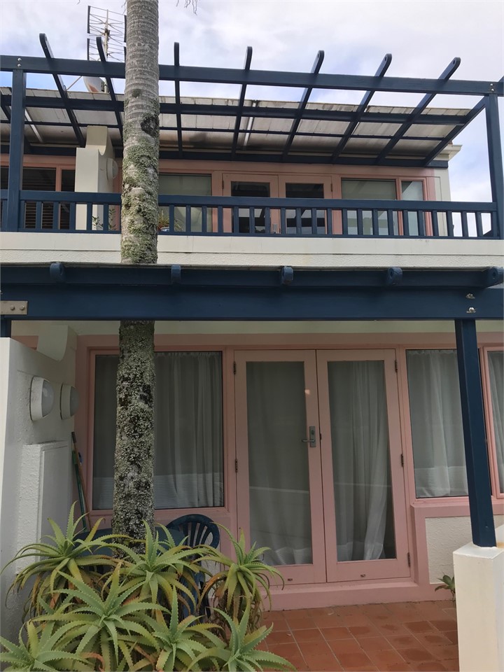 2 levels -decks on both