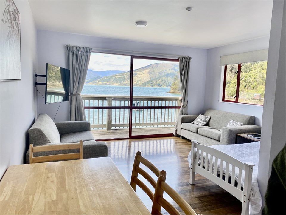 Open planned dining/lounge