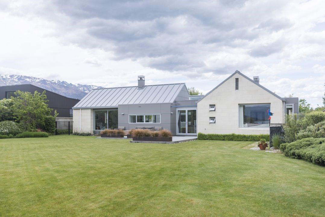 The Lakehouse (Bachcare) Cromwell Holiday Home for rent Holiday Houses