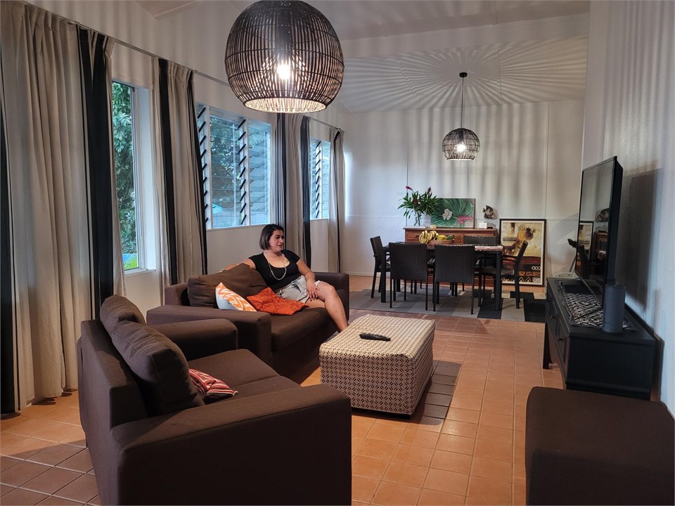 anotehr view of the lounge area