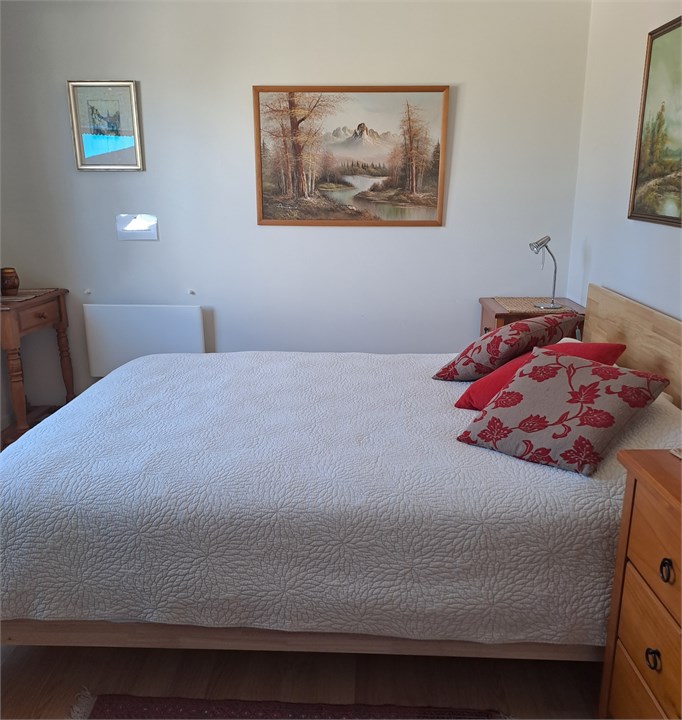 Bedroom 1 - Queen bed