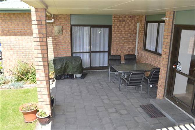 Outside covered deck & B.B.Q