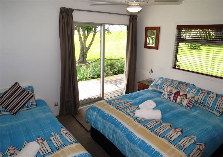 Front Bedroom - Qu and Sgl with sea views