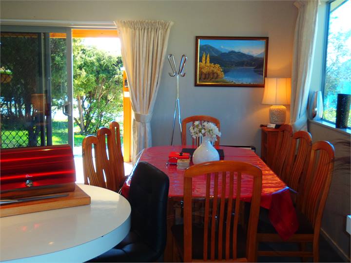 Entertain family & friends  - 8 seater table