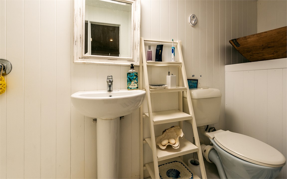 captains Cottage bathroom