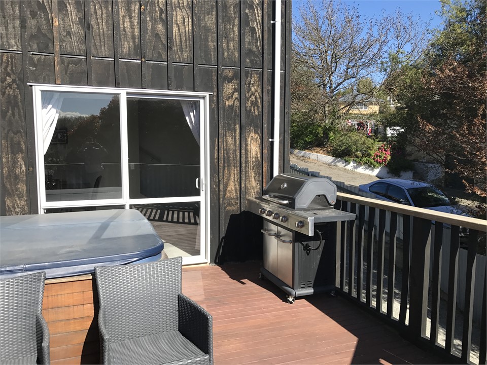 3 burner Bbq with aux cooker