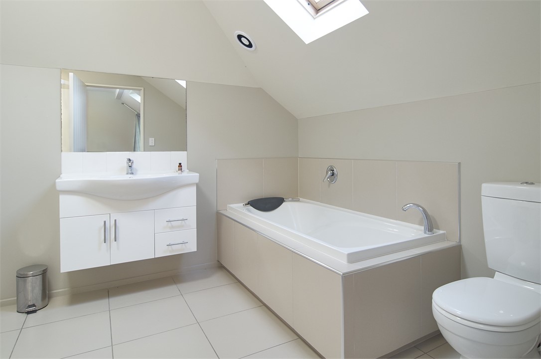 Regents B: Bathroom 1 has a bathtub and toilet