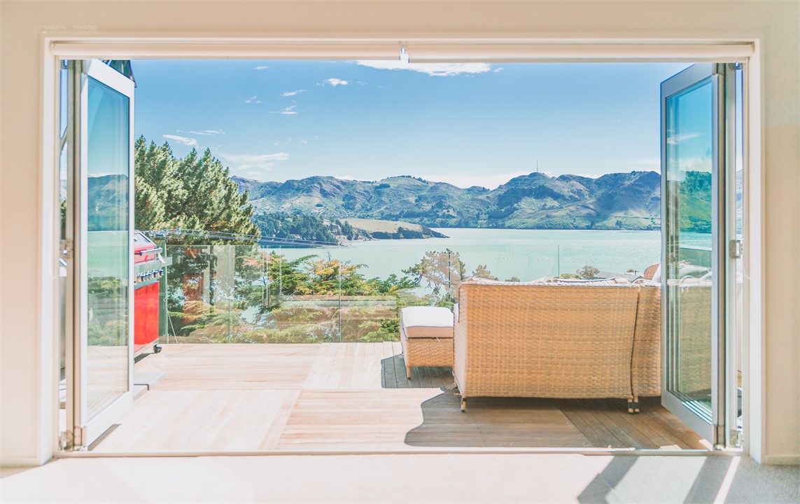 Sunny deck with Mini Bar & BBQ provided