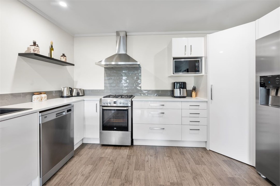 Full, well equipped kitchen