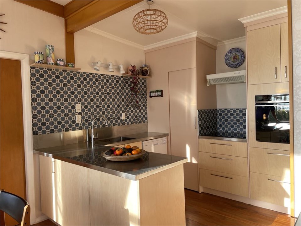 Well equipped kitchen with stainless steel bench