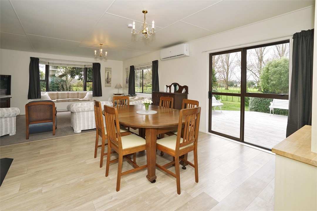 Dining area that seats 6 people