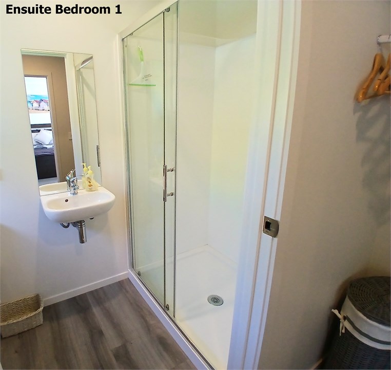 Large ensuite shower