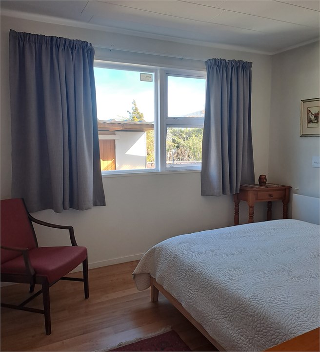 Bedroom 1 - Queen bed